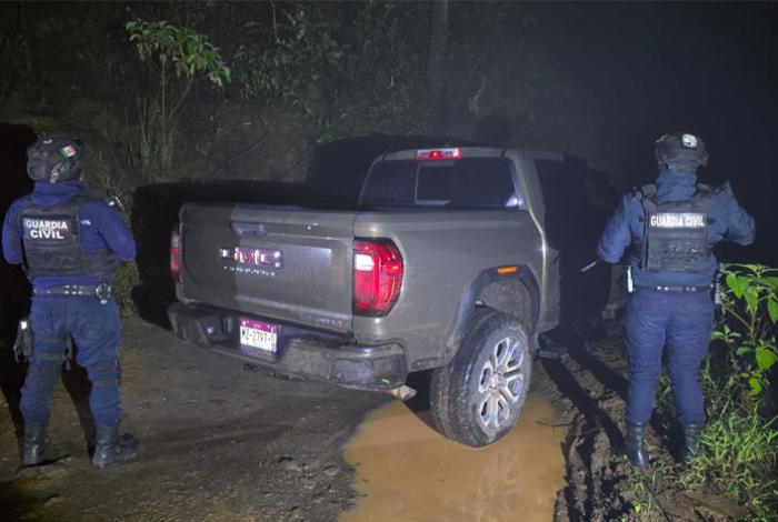 Recuperan camioneta robada tras persecución en Caltzontzin; responsables lograron escapar