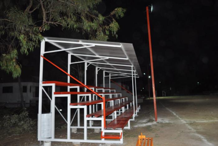 Refuerzan infraestructura deportiva en Zurumbeneo con nuevas gradas