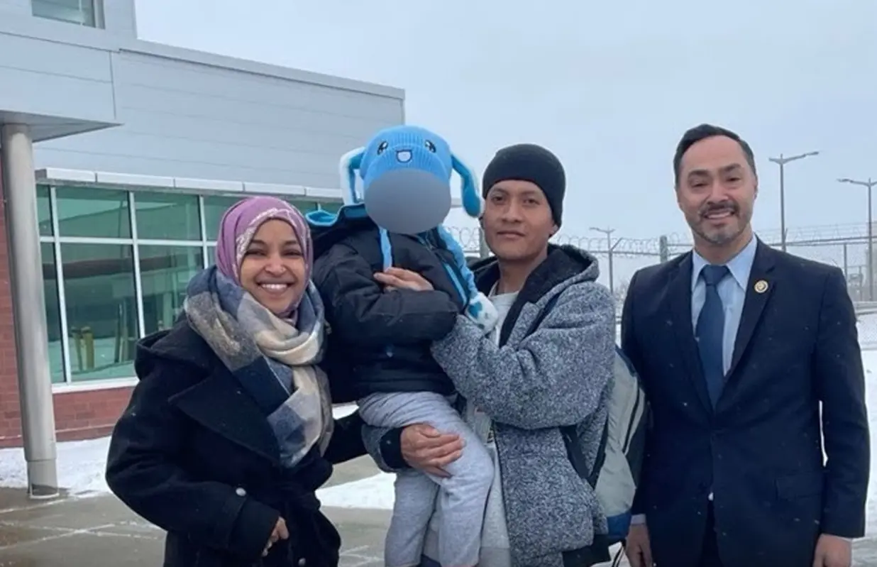 Regreso a Casa Después de la Detención: Un Niño de 5 Años y su Padre Recuperan su Libertad