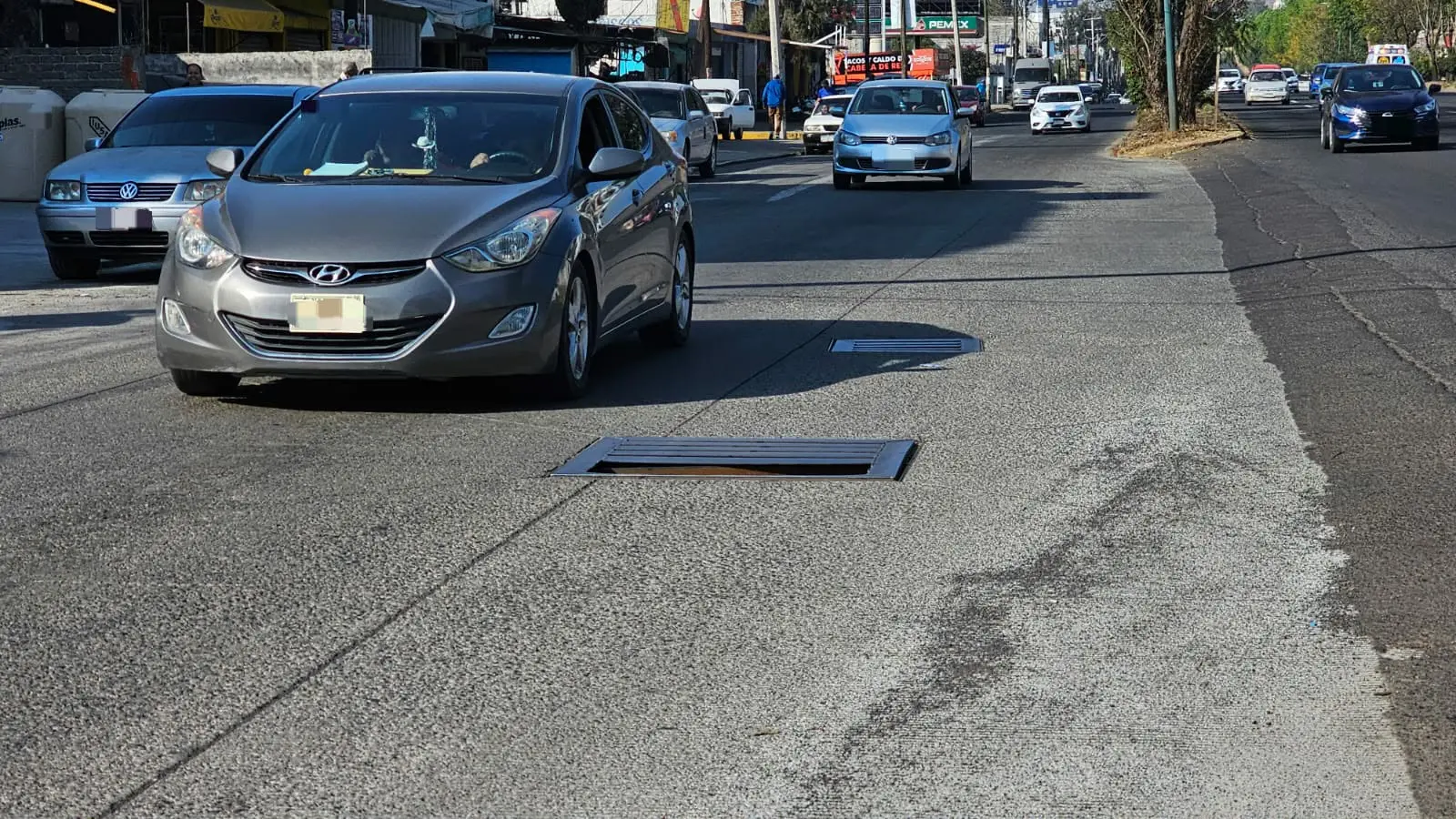 Rejillas dañadas sobre Av. Madero Pte., ponen en riesgo integridad de las personas