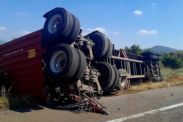 Remolque se desprende de tráiler y vuelca en la Autopista Siglo XXI