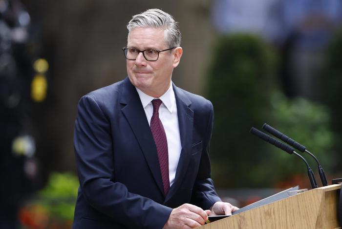 Renuncia primer ministro británico tras meses de presión de su partido