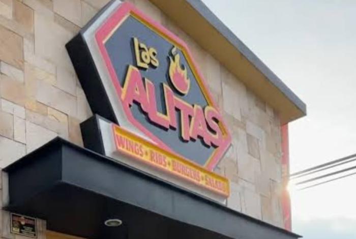 Repartidor de Uber ‘toma’ cartera de cliente en restaurante y lo cachan en las cámaras