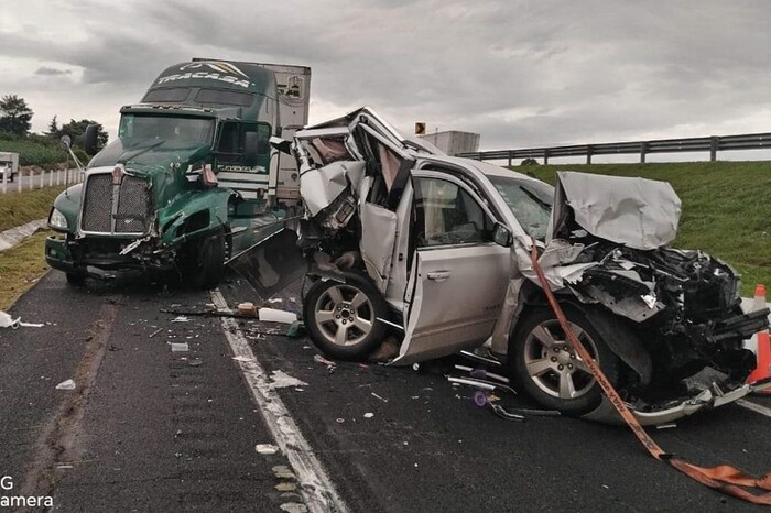 Reportan aparatoso choque entre camioneta y la cabina de un tráiler en Michoacán