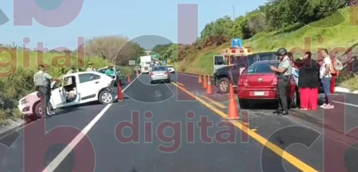 Reportan choque múltiple en la Siglo XXI