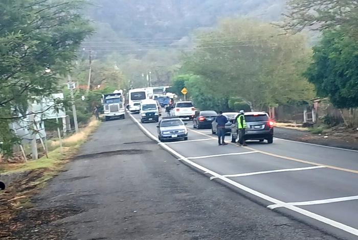 Reportan enfrentamiento y bloqueos en Cotija