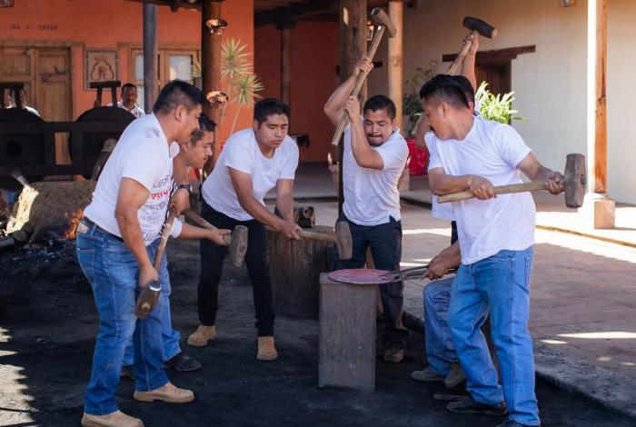 Repunta mercado local en la comercialización de artesanías de cobre martillado 