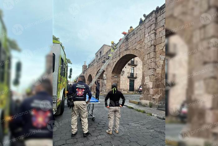 Resc4tan a un hombre desde lo alto del Acueducto de Morelia