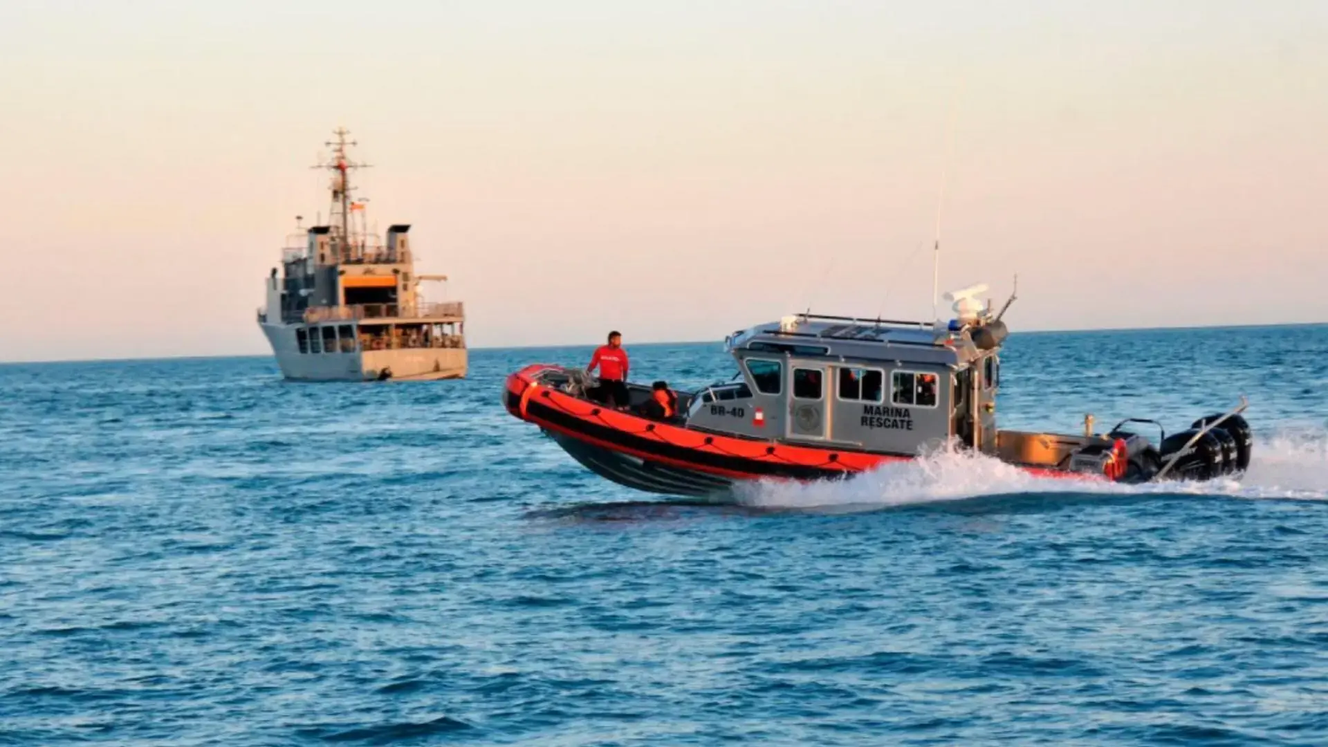 Rescatan a 28 menores en embarcación frente a las costas de Sinaloa