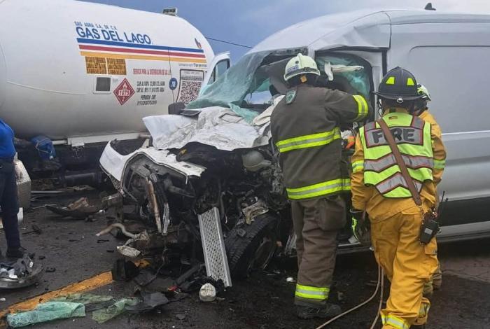 Rescatan a conductor prensado con equipo hidráulico, tras fuerte choque