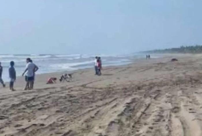 Rescatan a dos turistas en el mar de San Juan de Alima