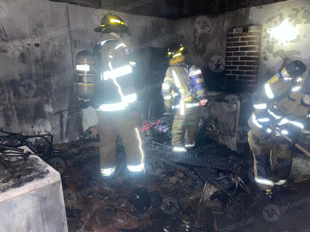 Rescatan a seis personas atrapadas en incendio, en Morelia