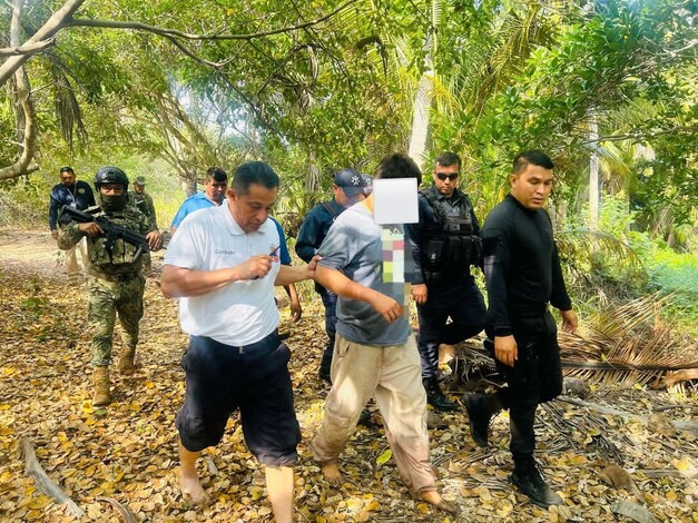 Rescatan a un hombre de estero de cocodrilos