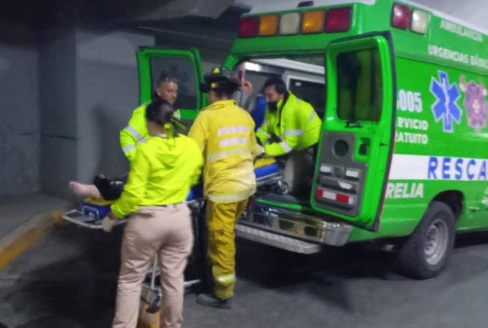 Rescatan a un hombre en estacionamiento de Morelia; cayó en un pozo