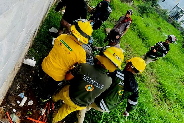 Rescatan con vida a joven atrapado en derrumbe de obra en Tacámbaro