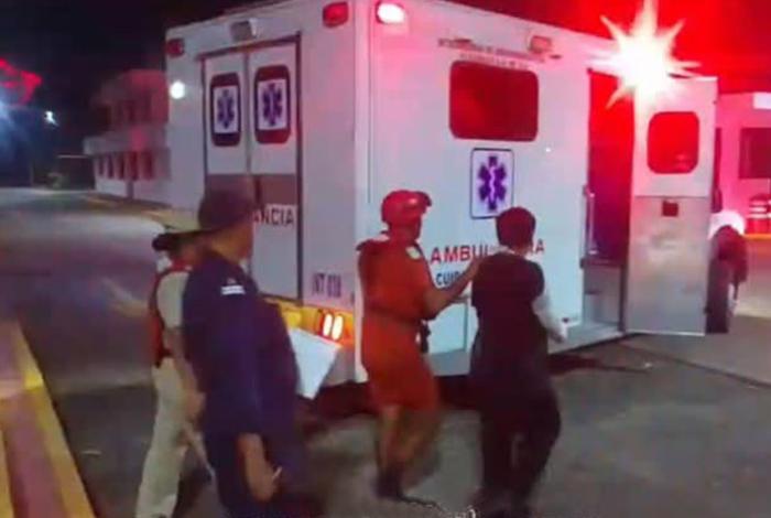 Rescate en altamar: tripulante herido es evacuado por la Marina frente a Lázaro Cárdenas