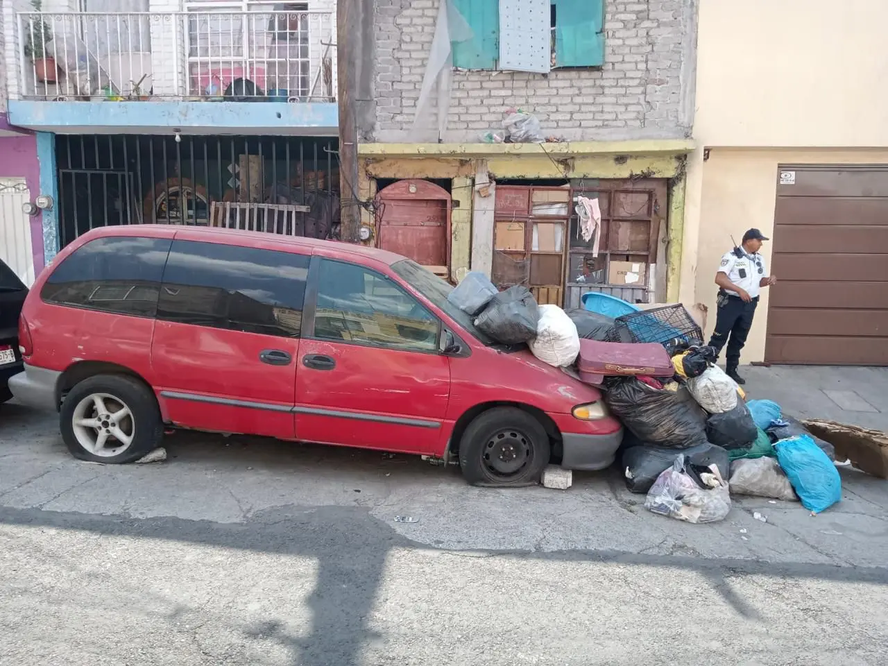 Retira Policía Morelia vehículos abandonados sobre banquetas y vialidades