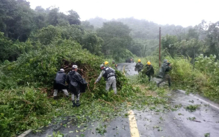 Revelan las carreteras y aeropuertos afectados por “John” en Guerrero y Oaxaca