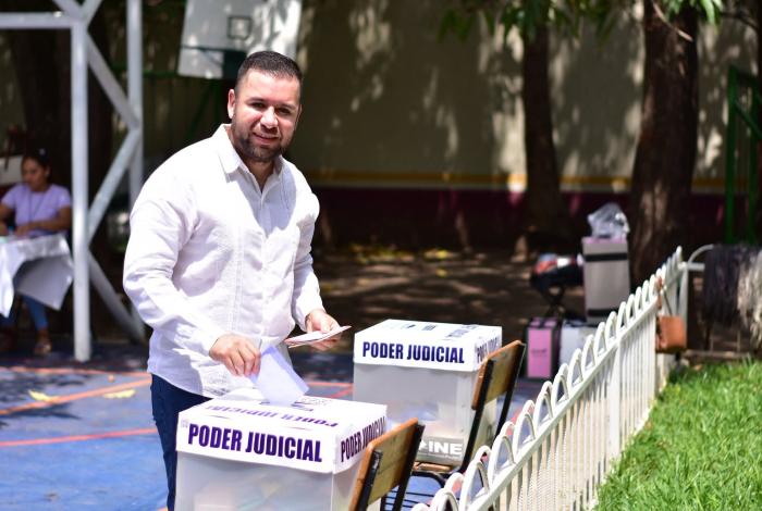 Reyes Galindo cumple con su obligación ciudadana y acude a votar en la elección del Poder Judicial