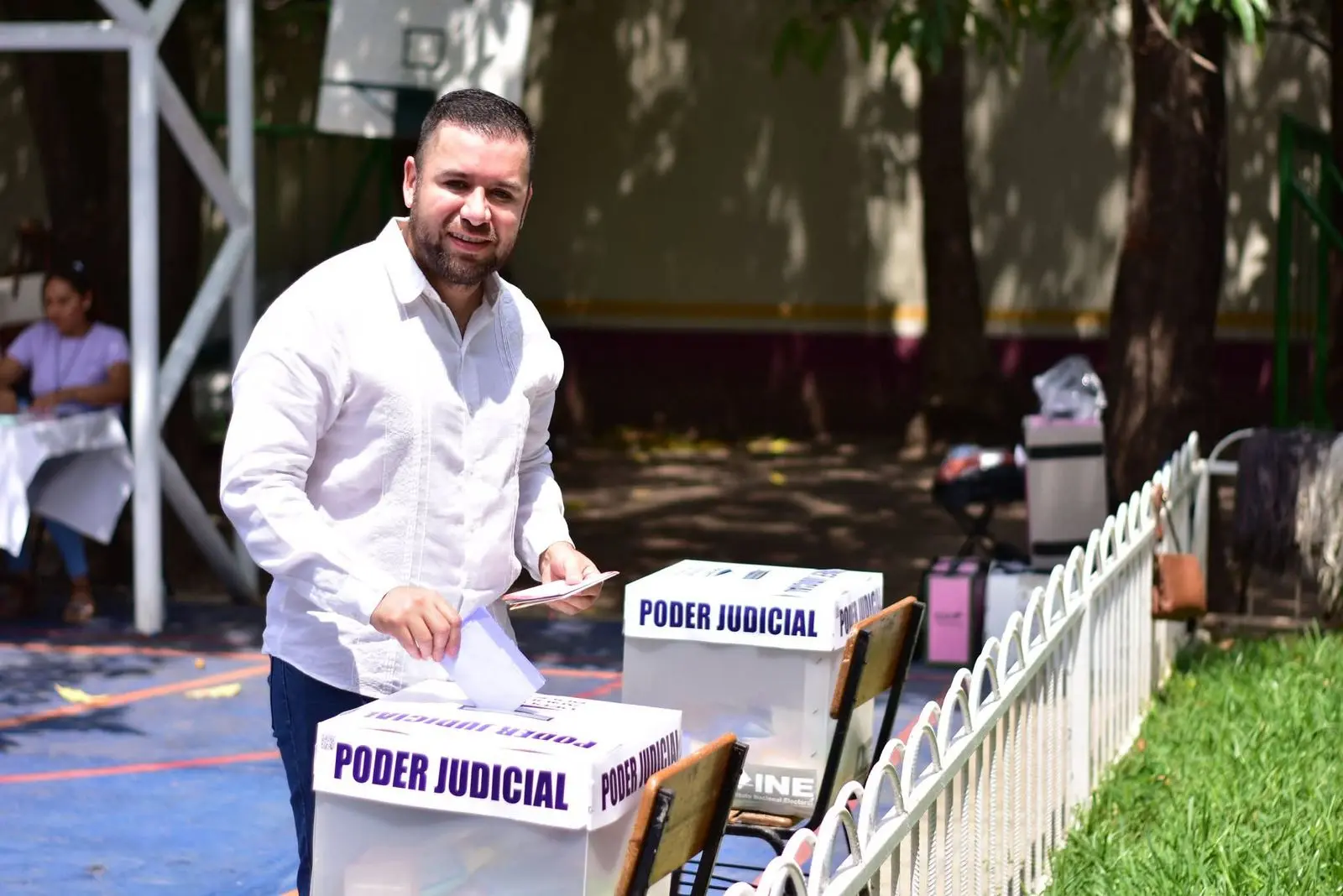 Reyes Galindo cumple con su obligación ciudadana y acude a votar en la elección del Poder Judicial