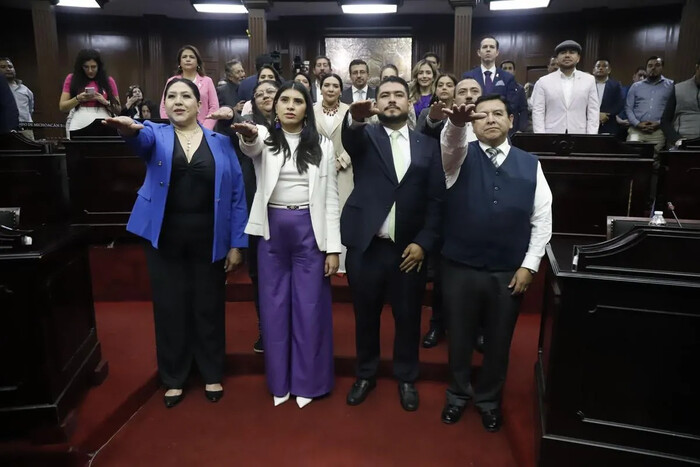 Rinden protesta funcionarios del  Congreso de Michoacán