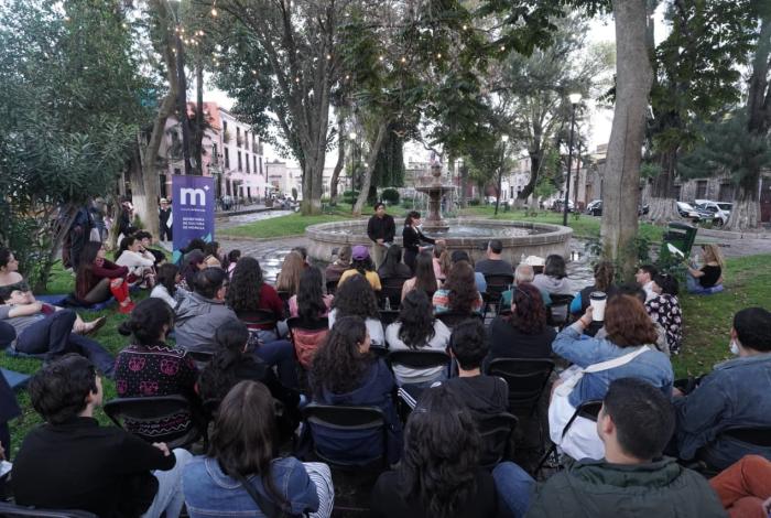 Risas y duelo bajo los árboles: ‘El Oso’ se apodera del Jardín de la Soterraña