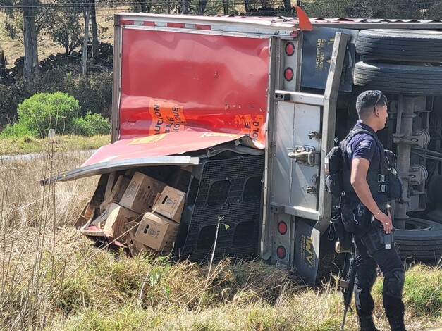 Roba camión, lo persiguen y se vuelca con su preciada carga