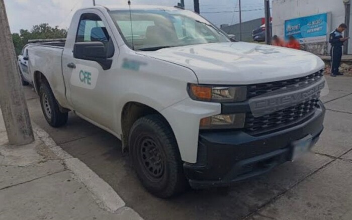 Roban con violencia camioneta de la CFE en la Carretera Uruapan-Carapan