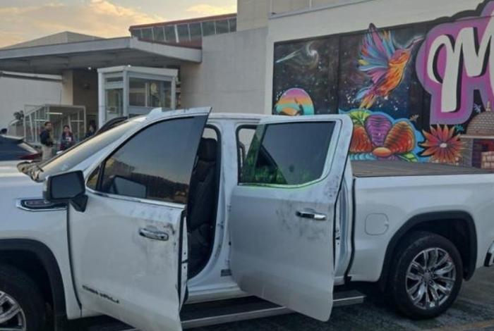 Roban rifle AR-15 y otros objetos de la camioneta del alcalde de Los Reyes, en Morelia