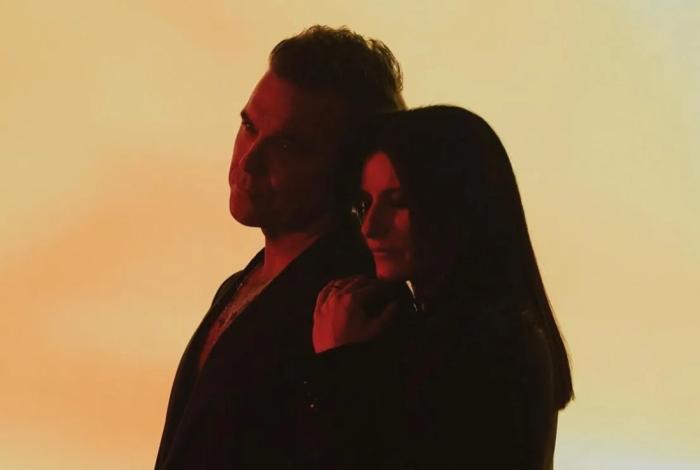Robbie Williams y Laura Pausini presentan “Desire” en el Mundial de Clubes