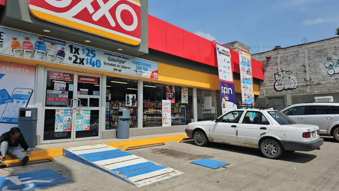 Robo nocturno en Oxxo de Morelia: delincuentes sustraen vinos y cigarros