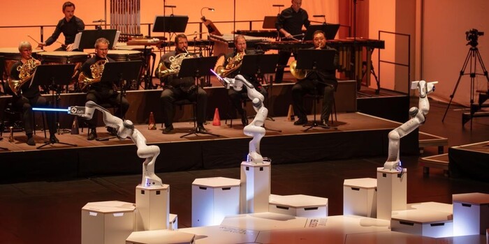 Robot con tres brazos dirige orquesta alemana y se gana al público