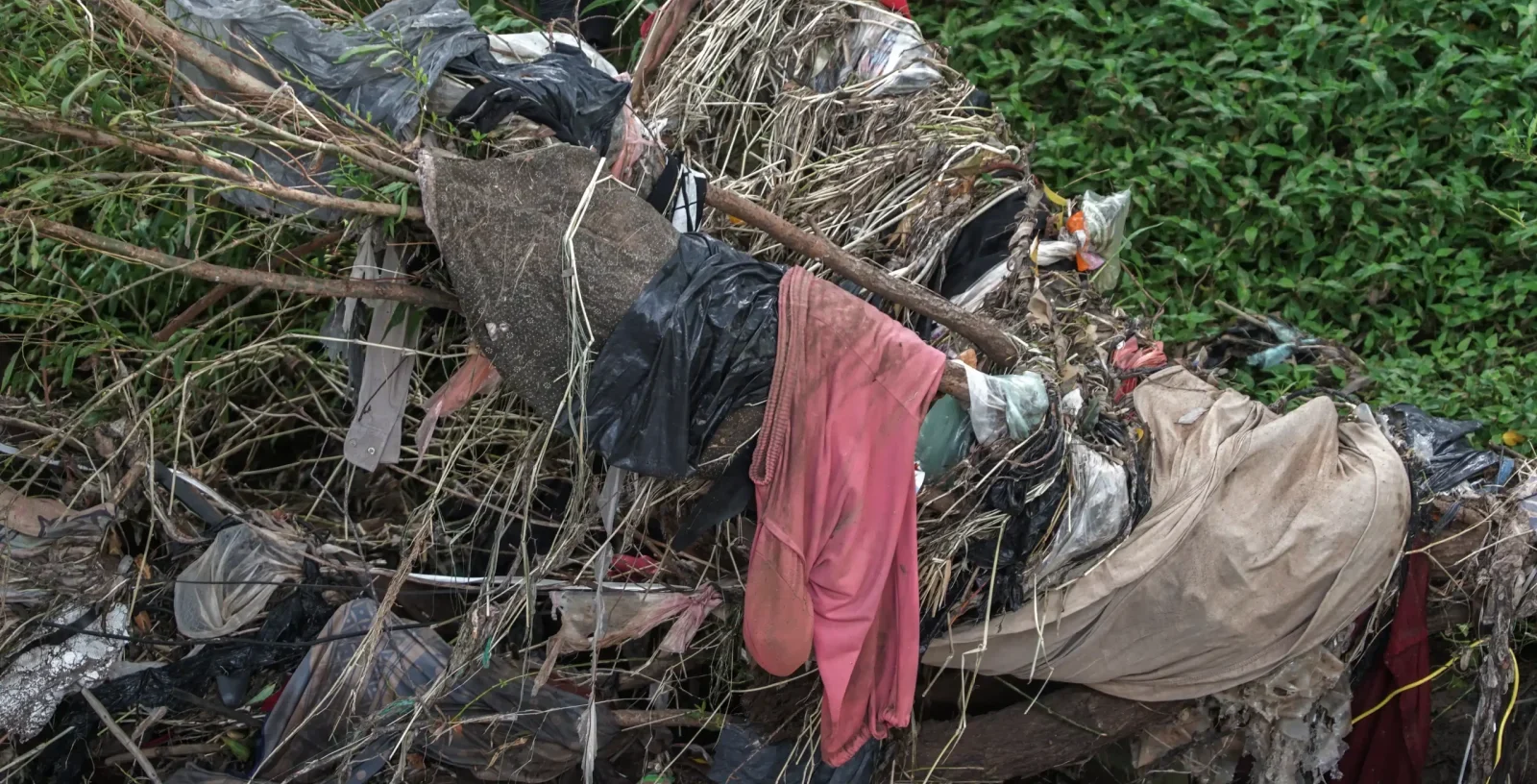 Ropa y desechos al descubierto: El Río Chiquito se inunda de basura tras las lluvias