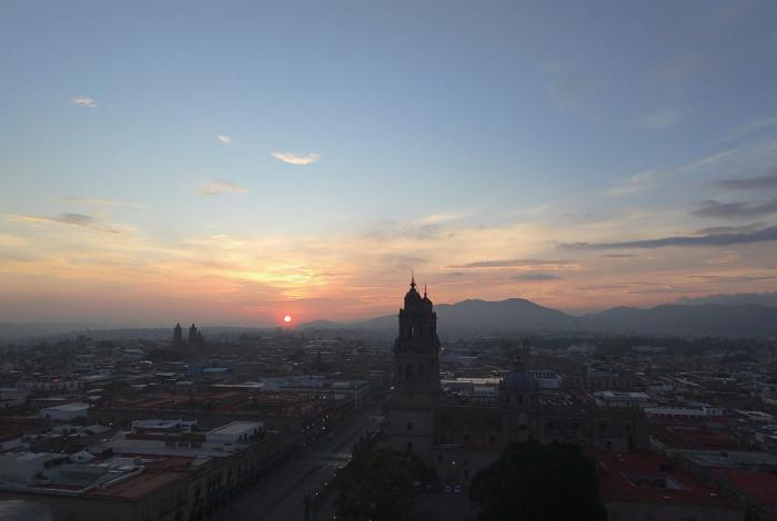 Sábado en Michoacán, entre calor, viento y cielo nublado