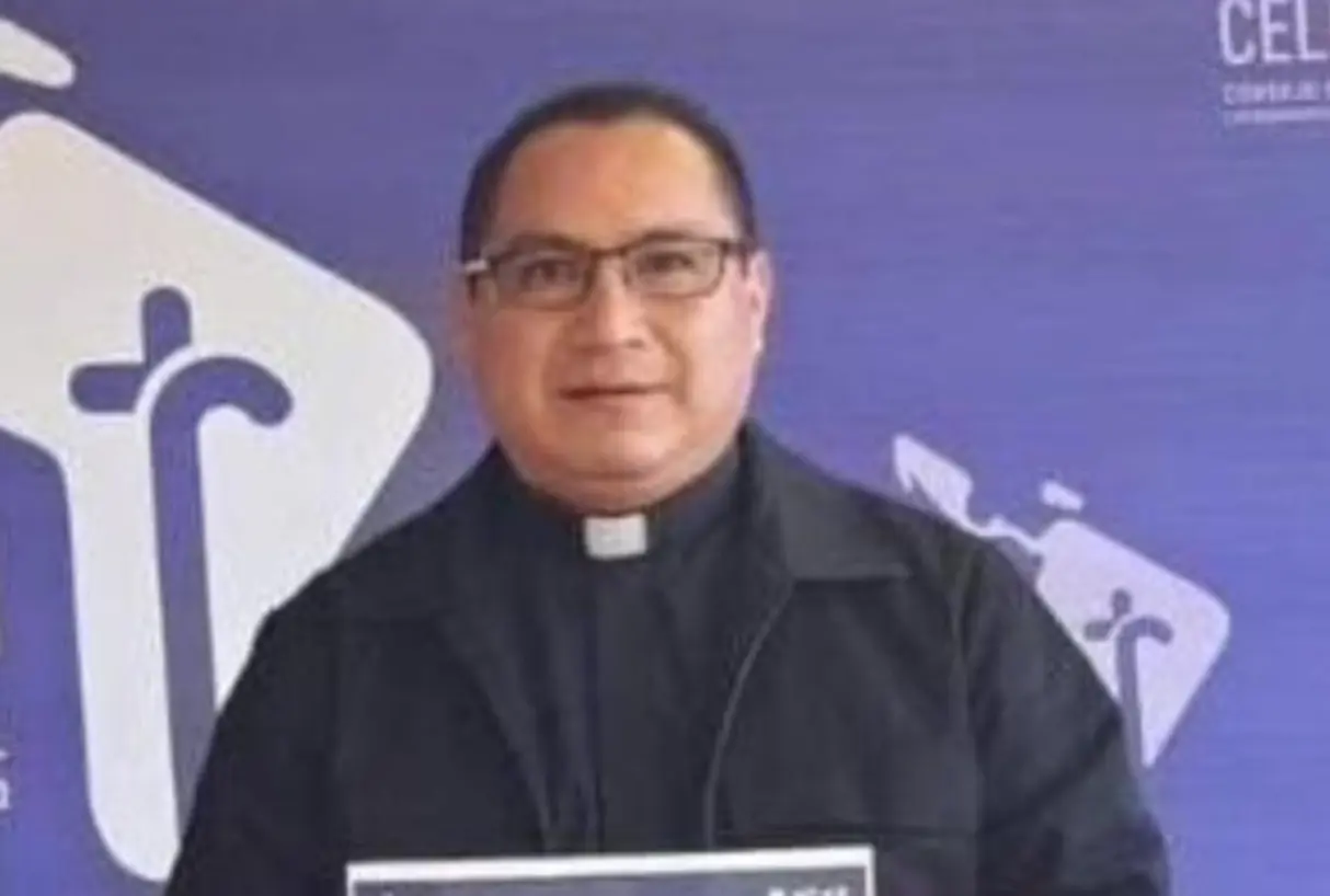 Sacerdote muere arrastrado en su camioneta por creciente de arroyo en Veracruz