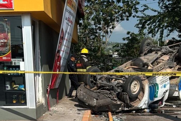 Sahuayo: tractocamión se lleva cuatro vehículos y costado de un Oxxo; muere una persona