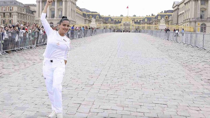 Salma Hayek porta la antorcha olímpica en París