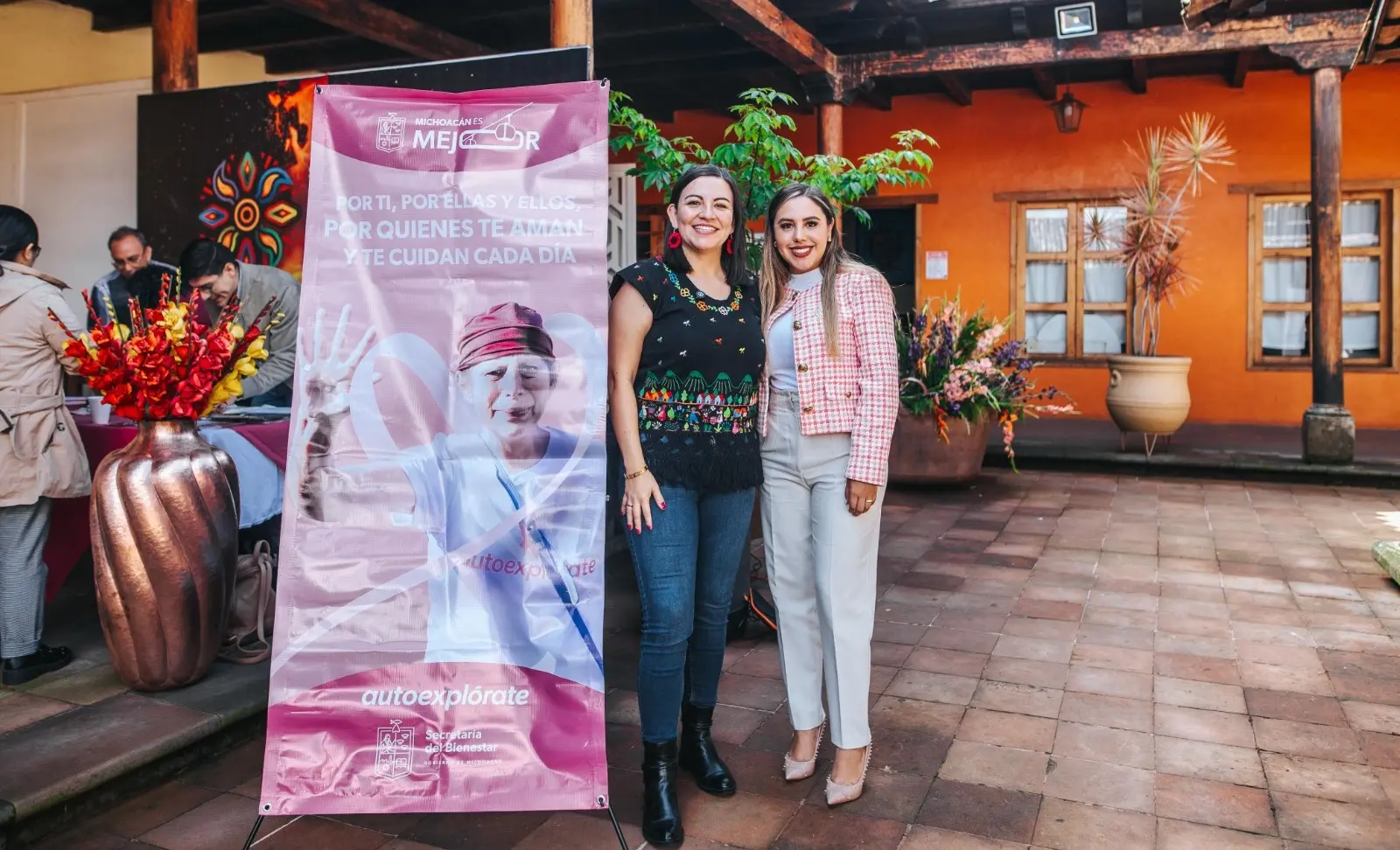 Salvador Escalante entrega becas a mujeres con cáncer y familias cuidadoras