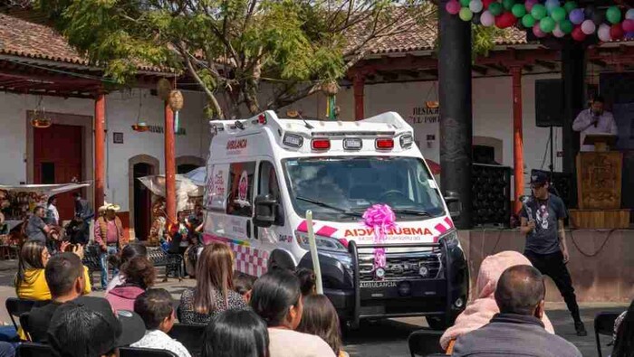 Salvador Escalante hace historia con la entrega de su primera ambulancia propia