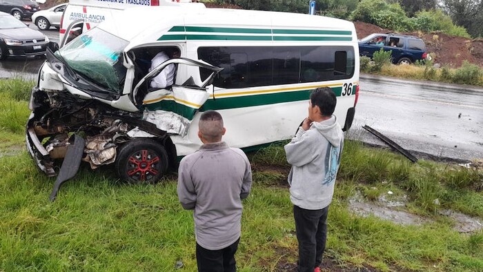 Salvador Escalante: Ocho lesionados tras choque entre combi del servicio y camioneta