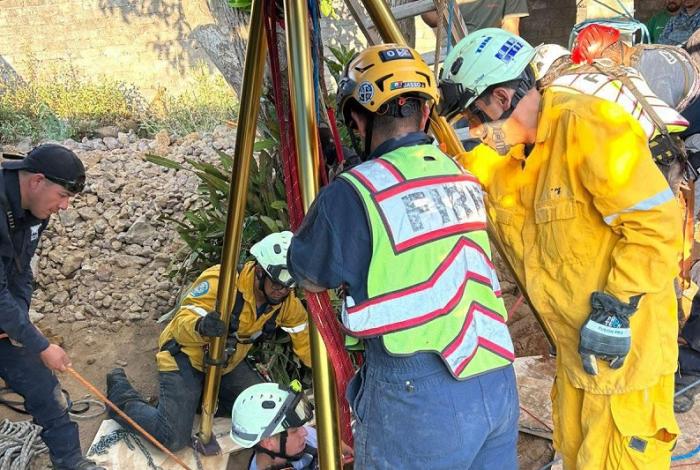 Salvador Escalante: Rescatan a 2 hombres sepultados en derrumbe
