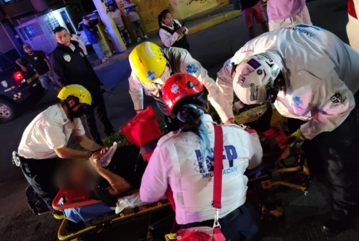 Salvan a joven de morir prensado en su auto tras aparatoso choque en la Avenida Periodismo, Morelia
