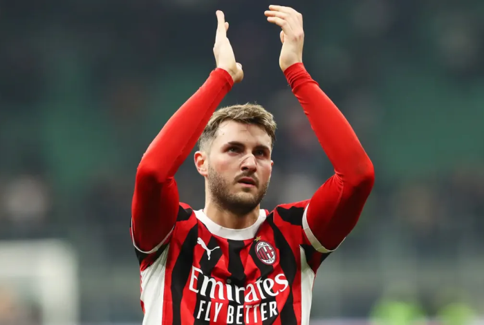 Santiago Giménez permanecerá en el AC Milan, confirma su agente