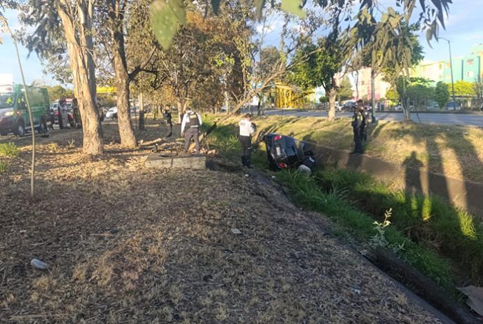 Se accidenta automovilista en el periférico de Morelia, cerca del Estadio Morelos