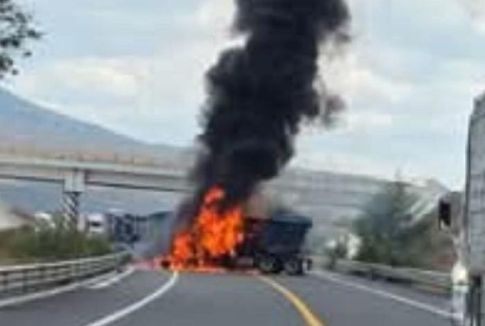 Se accidenta e incendia tractocamión en la Pátzcuaro-Cuitzeo