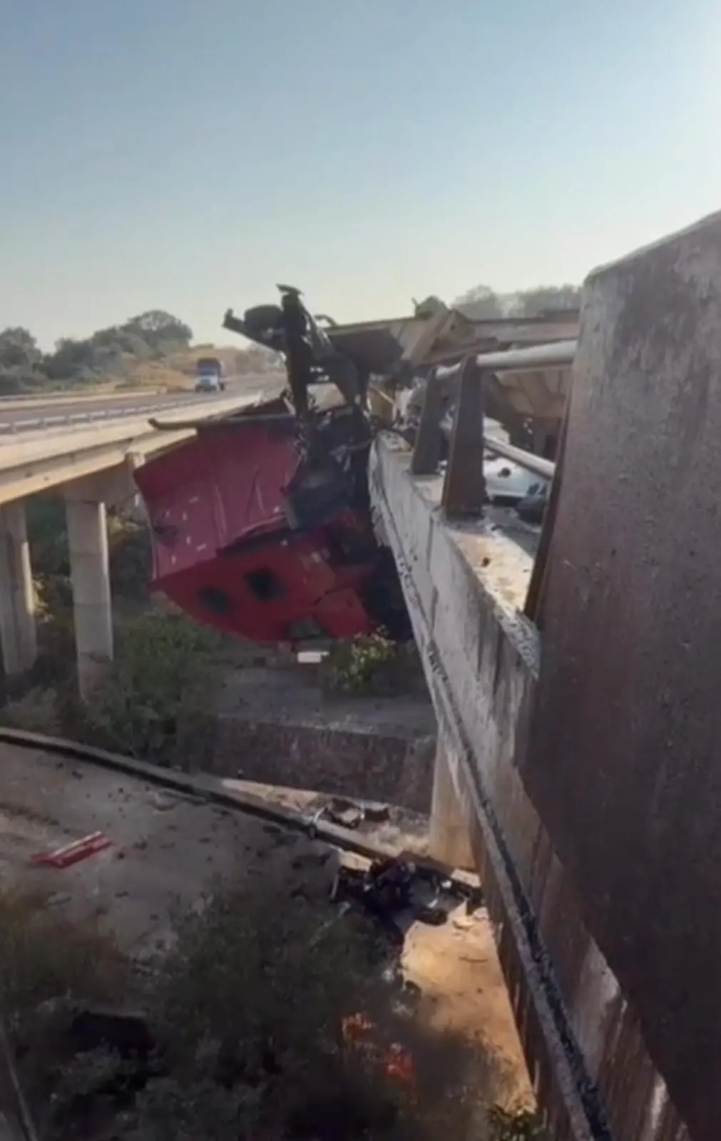Se accidenta trailero y le cae el motor encima en la pista de Occidente