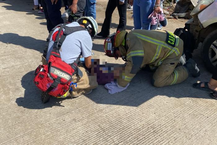 Se accidentan tres menores al chocar su cuatrimoto; al parecer, uno fall3c1ó