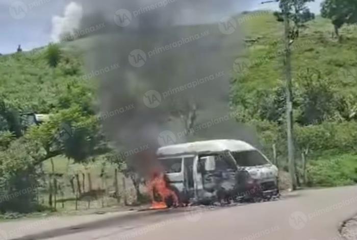 Se desata enfrentamiento armado y quema de vehículos en Zitácuaro