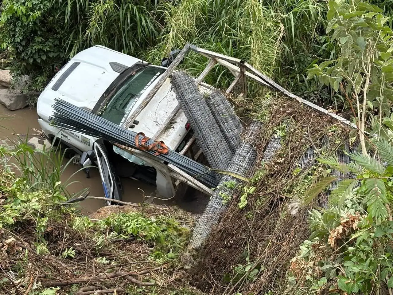 Se desbarranca camioneta cargada de acero en la Tacámbaro-Turicato