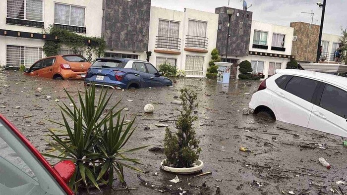 Se desborda río en Chalco, Edomex por fuertes lluvias